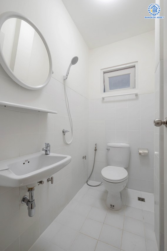 บ้านมือสองตกแต่งใหม่ โครงการ โนเบิลวานา ปิ่นเกล้า1 บ้านเดี่ยวหลังใหญ่ เนื้อที่ 65.6 ตร.ว. พื้นที่ใช้สอย 206.4 ตร.ม. ฟังก์ชัน 3 ห้องนอน 3 ห้องน้ำ 2 ห้องอเนกประสงค์  1 ห้องแม่บ้าน จอดรถได้ 2 คัน บนสุดยอดทำเลเดินทางสะดวก หน้าโครงการติดถนนใหญ่บรมราชชนนี ใกล้ทางคู่ขนานลอยฟ้าบรมราชชนนี ม.มหิดล เซ็นทรัลศาลายา และรายล้อมด้วยสิ่งอำนวยความสะดวกครบ...